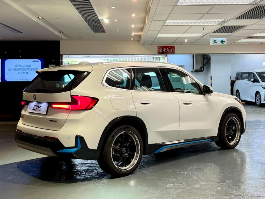 iX1 xDrive30 xLine - Image 2